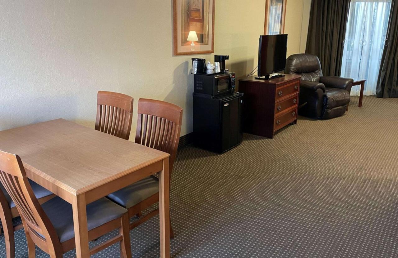 Crossroads Hotel & Event Center Fort Dodge Dış mekan fotoğraf