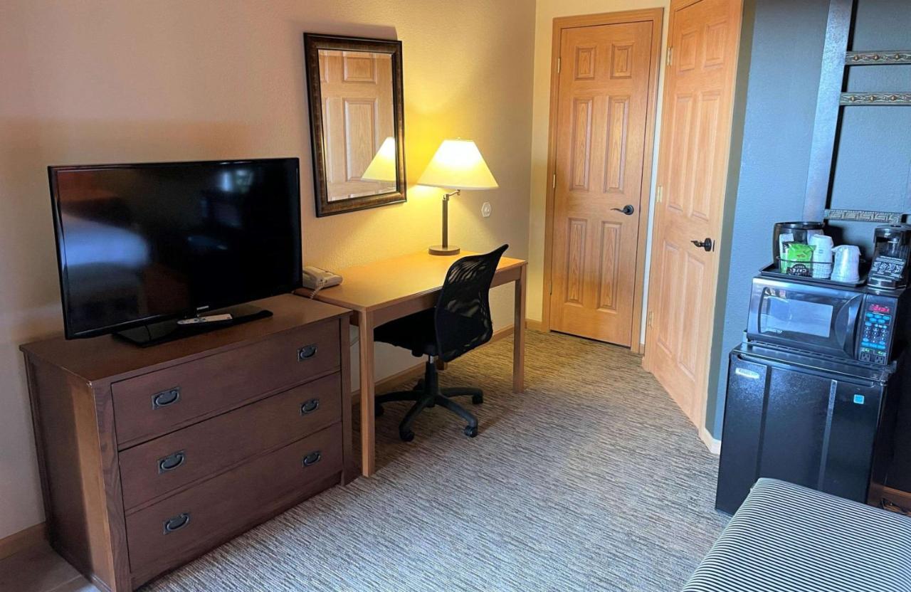 Crossroads Hotel & Event Center Fort Dodge Dış mekan fotoğraf