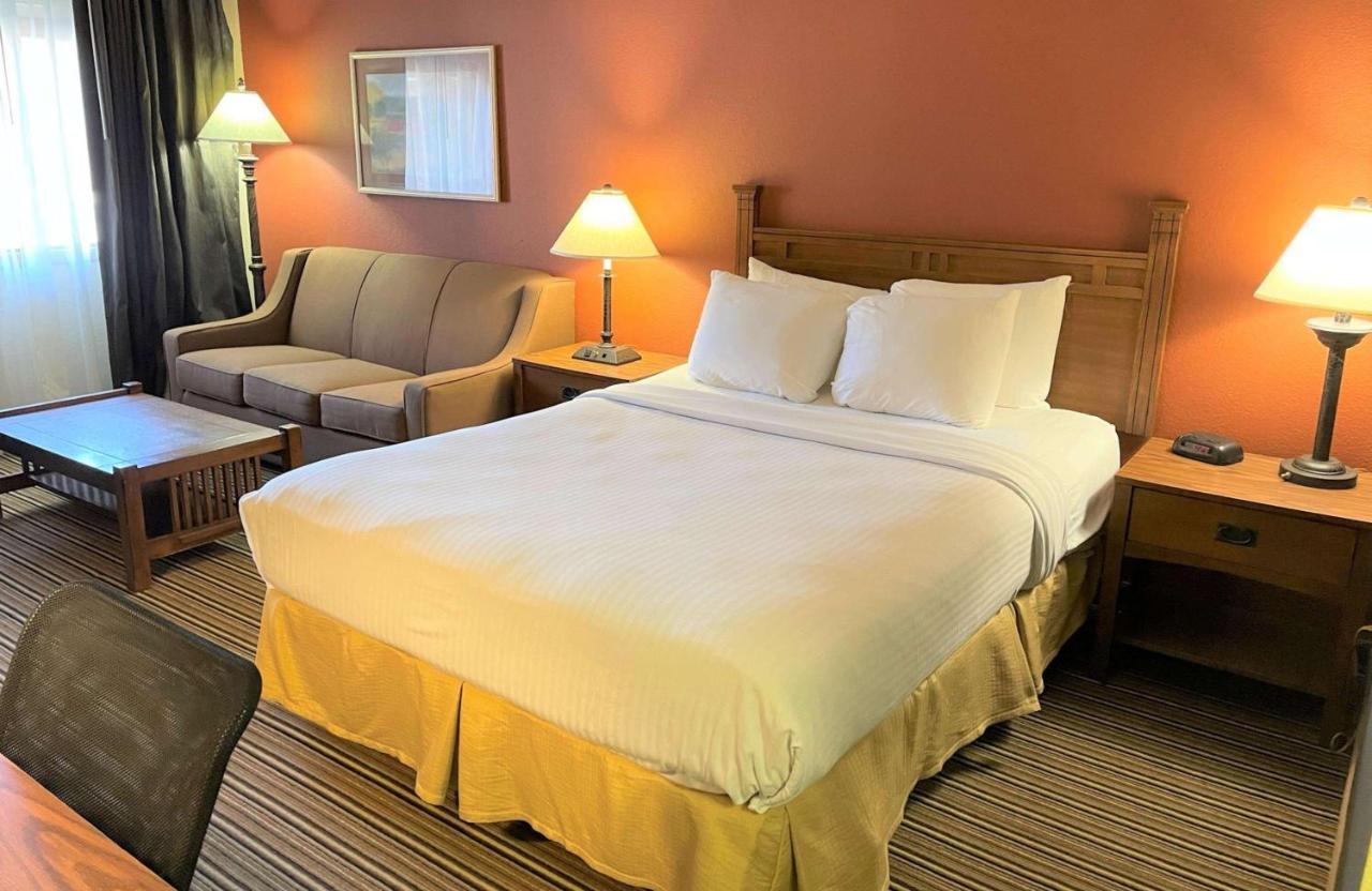 Crossroads Hotel & Event Center Fort Dodge Dış mekan fotoğraf