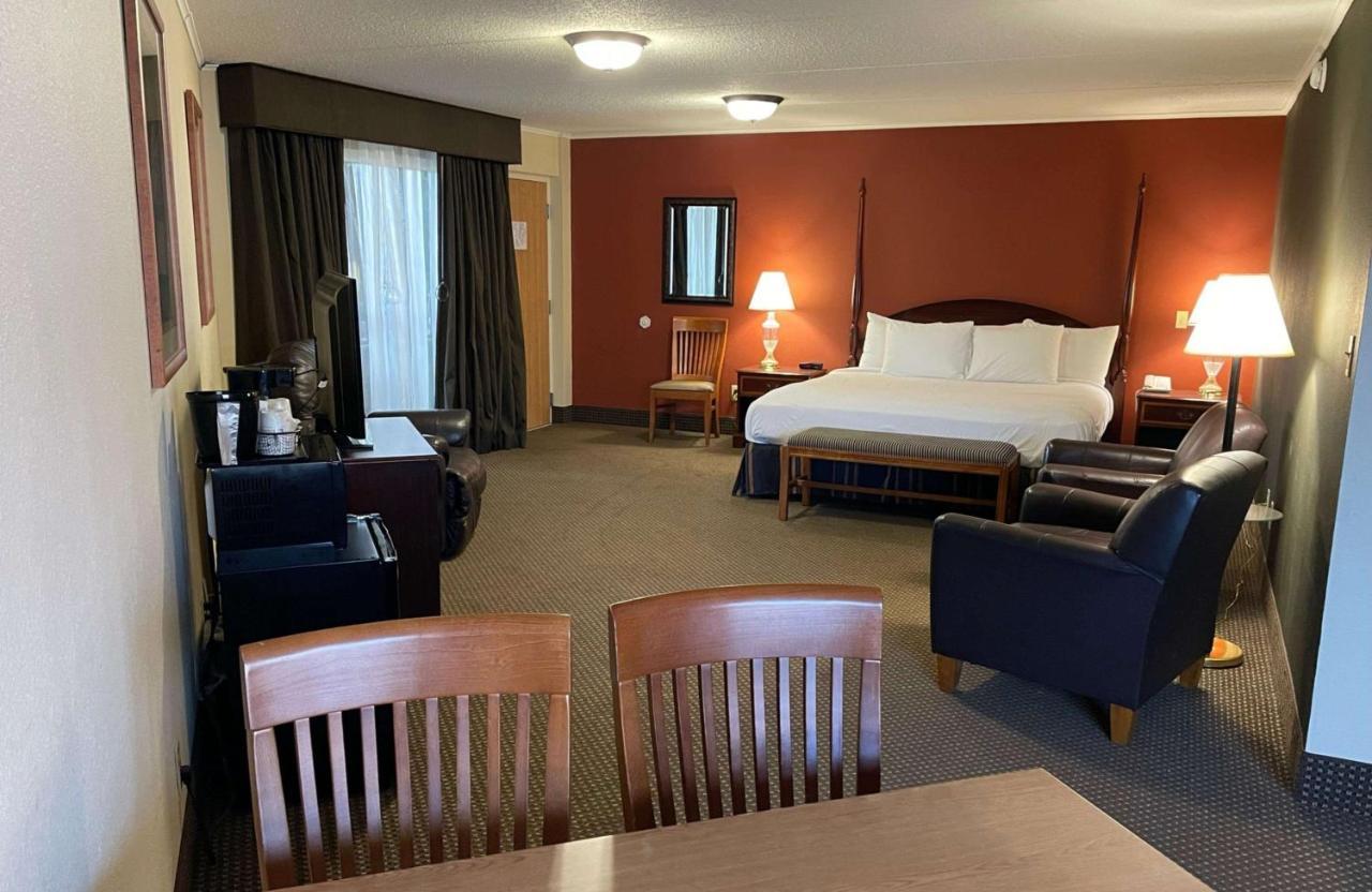 Crossroads Hotel & Event Center Fort Dodge Dış mekan fotoğraf
