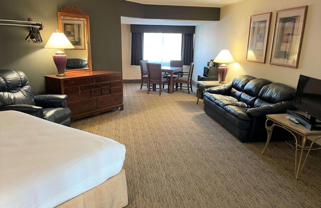 Crossroads Hotel & Event Center Fort Dodge Dış mekan fotoğraf