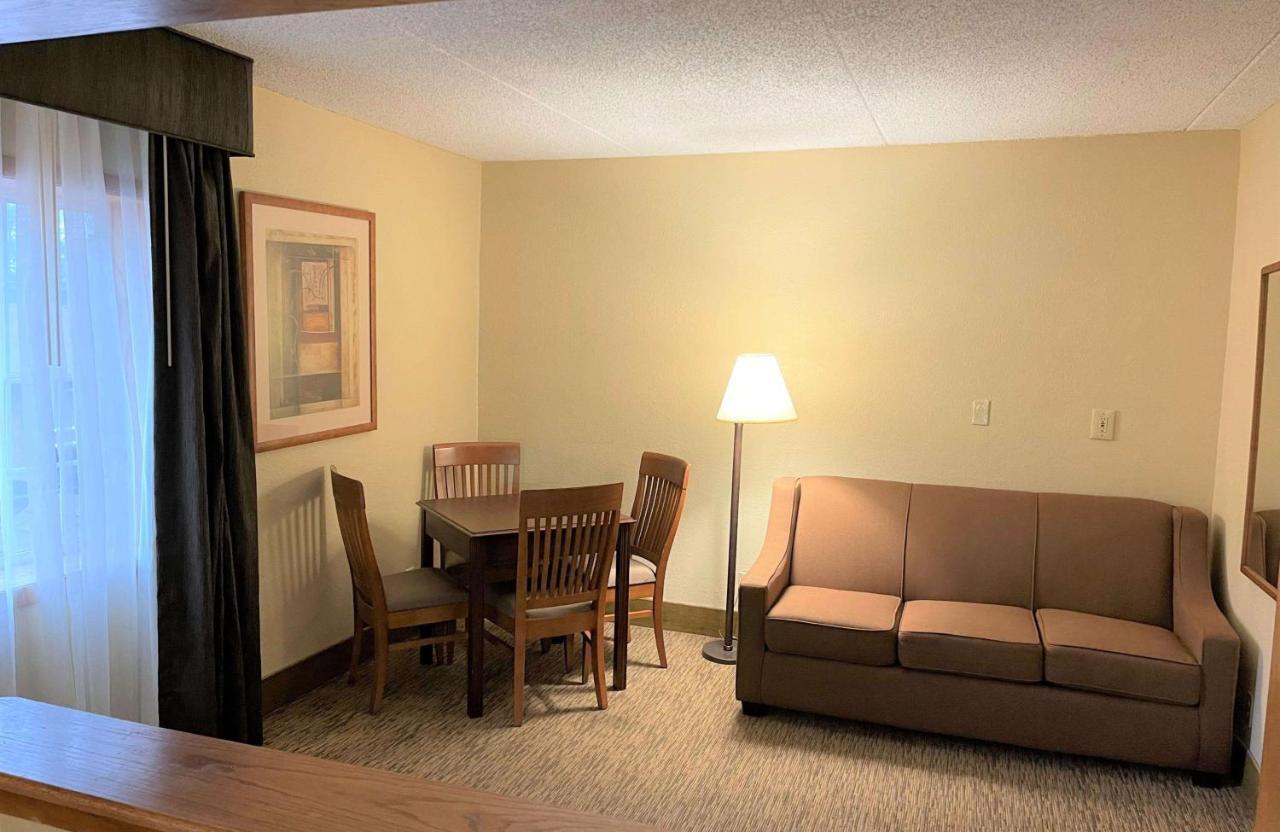Crossroads Hotel & Event Center Fort Dodge Dış mekan fotoğraf
